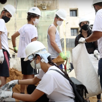 Bénévoles en chantier de reconstruction